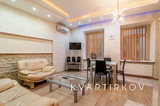 Трехкомнатная квартира посуточно. Из окон открывается потряс