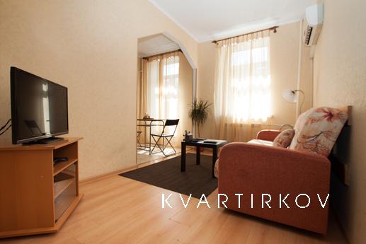 Расположение: Окна во двор, тихо, французский балкон, зелены