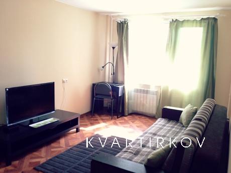 Сдается посуточно чистая, светлая, просторная 1-комнатная кв