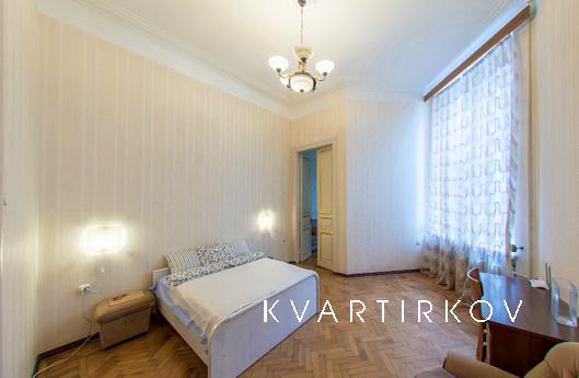3 bedroom apartment in the center, Odessa - apartment by the day