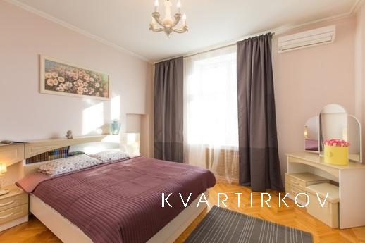 Подобово 2 кім.кв., центр, 400 грн., Галицька 15

Здається п