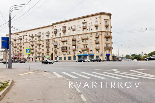 A huge apartment near the metro, Moscow - apartment by the day