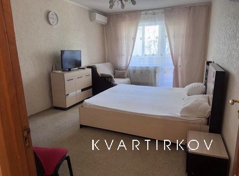 Здам подобово великогабаритну однокімнатну квартиру. Телевіз