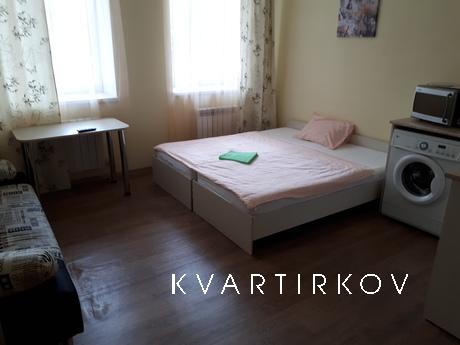 Чистая современная студия, чистое постельное бельё, полотенц