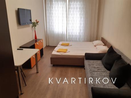 Чистая современная студия, чистое постельное бельё, полотенц