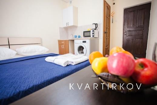 Уютная студия , имеет ванную комнату со стиральной машинкой,