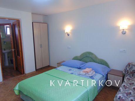 Triple Mint Room with Kitchen, Novyi Svet - apartment by the day