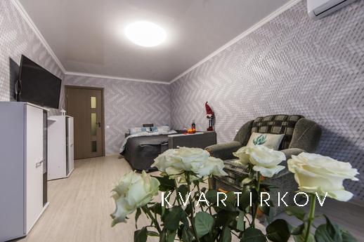 Warm, comfortable apartment near the met, Kyiv - apartment by the day