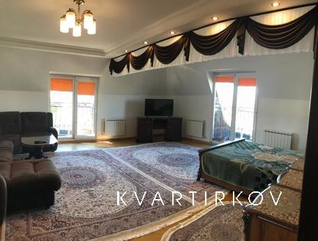 Дом находится в тихом месте в районе центрального рынка. Ква