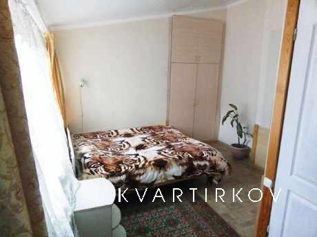 Сдам комнату. 10 мин к морю. Отдельный вход. 
- Холодильник,