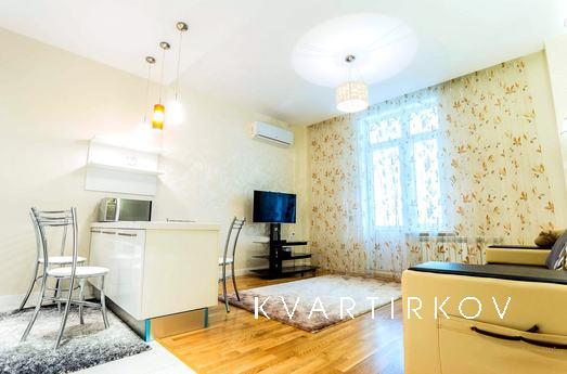 Bright studio + bedroom, Odessa - apartment by the day