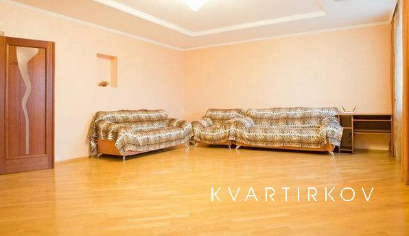 3 BR. apartment, Kharkivska Metro, Kyiv - apartment by the day