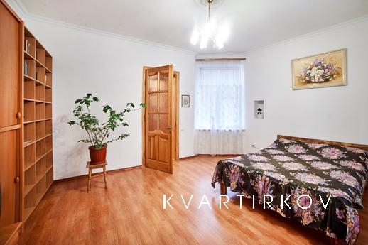1 bedroom apartment in the central part, Lviv - apartment by the day