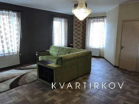 Уютная трехкомнатная квартира на ул.Мукачевская в Ужгороде. 