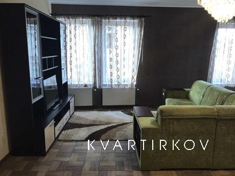 Уютная трехкомнатная квартира на ул.Мукачевская в Ужгороде. 