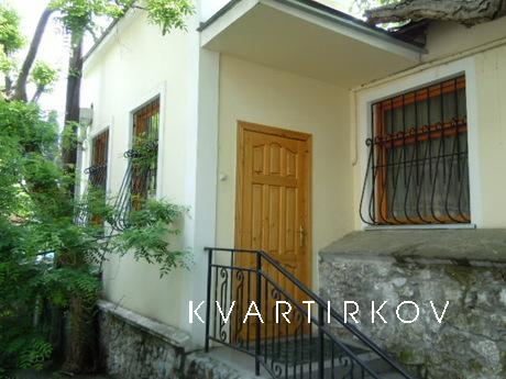Renting from the owner of a house in the center of Yalta to 