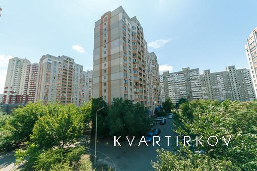 Large apartment on Urlovskaya street, Kyiv - apartment by the day