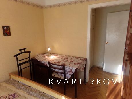 4-кімнатні апартаменти з 3-ма спальнями, Київ - квартира подобово
