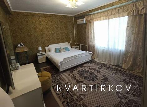 4-комнатные апартаменты с 3-мя спальнями, Киев - квартира посуточно