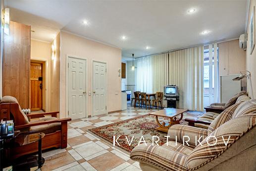 The apartment is located in the city center near Khreshchaty