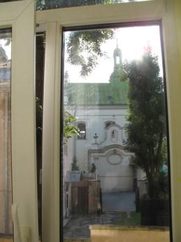 Квартира розташована в історичному центрі Львова, біля польс