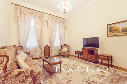 Species 3-bedroom luxury apartment in the center of Kiev - u