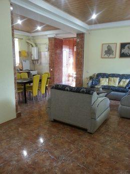 Rent 3 rooms. apartment in the center of, Alushta - apartment by the day