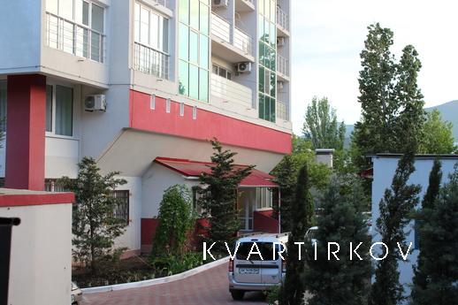 2 bedroom apartment 200m from the sea, Alushta - apartment by the day