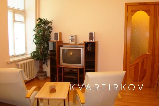 100 meters Kreschatik St, Kyiv - apartment by the day