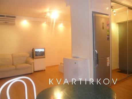 Красивая квартира студия, в 100 метрах от метро Динамо. Двус