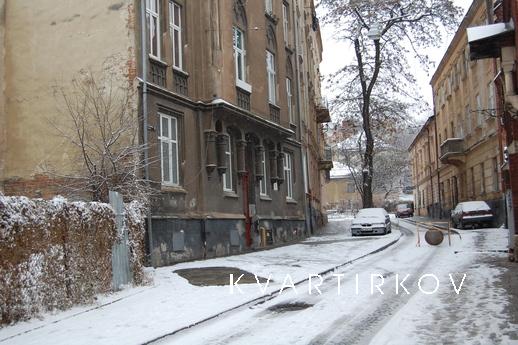 Тихая улица в центре города, Львов - квартира посуточно