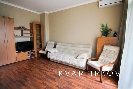 Cozy studio apartment in the heart!, Dnipro (Dnipropetrovsk) - apartment by the day
