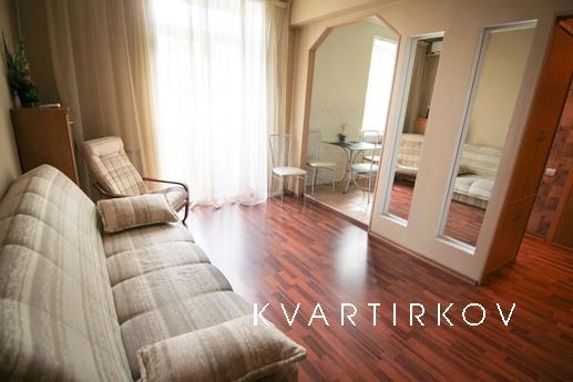 Cozy studio apartment in the heart!, Dnipro (Dnipropetrovsk) - apartment by the day