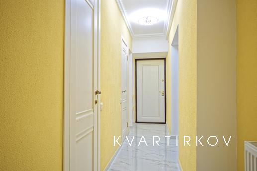 3 bedroom in the center with parking, Odessa - apartment by the day