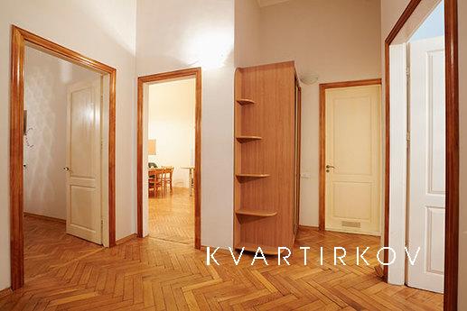 Apart. with 3 вedroom in centre, Lviv - apartment by the day