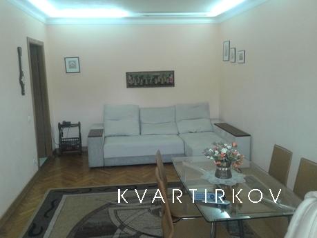 The apartment is located in the heart of goroda.Osnaschena a
