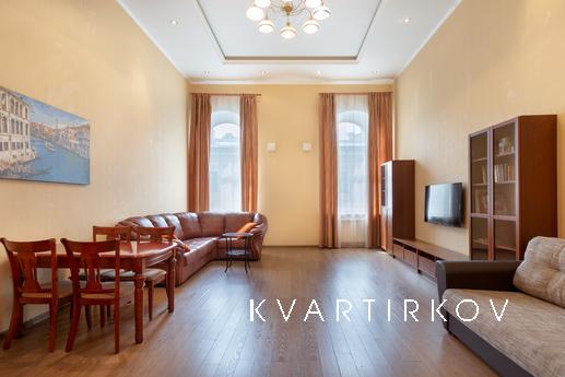 A huge bright apartment on Pestel, 14, Saint Petersburg - apartment by the day