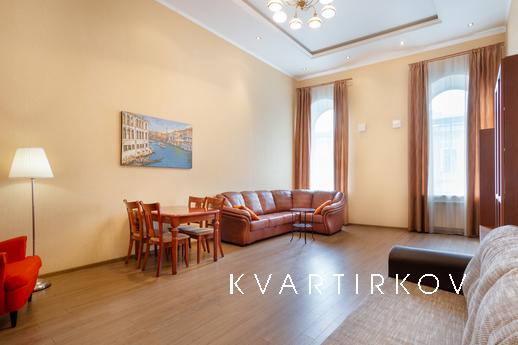 A huge bright apartment on Pestel, 14, Saint Petersburg - apartment by the day