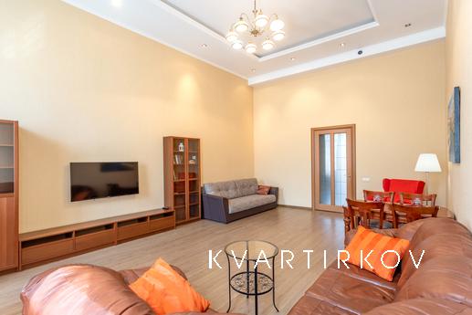 A huge bright apartment on Pestel, 14, Saint Petersburg - apartment by the day