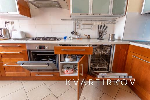 A huge bright apartment on Pestel, 14, Saint Petersburg - apartment by the day