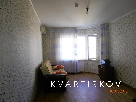 рядом находятся авто и ж/д вокзалы, кафе, магазины, рынок, т