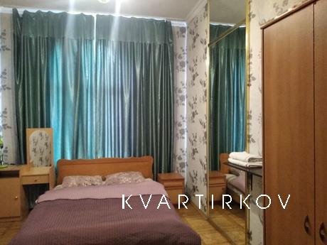4 spacious bedrooms on the Bessarabian, Kyiv - apartment by the day