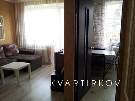 рядом в пятиминутной шаговой доступности магазин маяк, тц ев