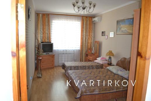 Big house with garden, 800 m. To the sea, Yevpatoriya - apartment by the day