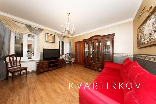 Large apartment in the center by the sea, Odessa - apartment by the day