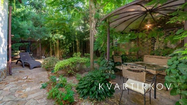 Сучасний Гарний будинок на березі моря в тихому затишному мі