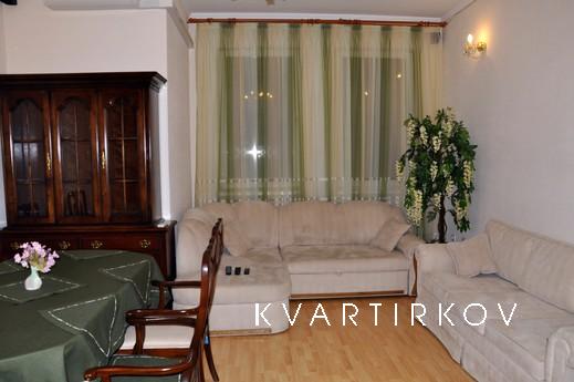 Comfortable two-bedroom apartment, Kyiv - apartment by the day