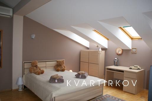 attic floor in the quiet center, Kyiv - apartment by the day