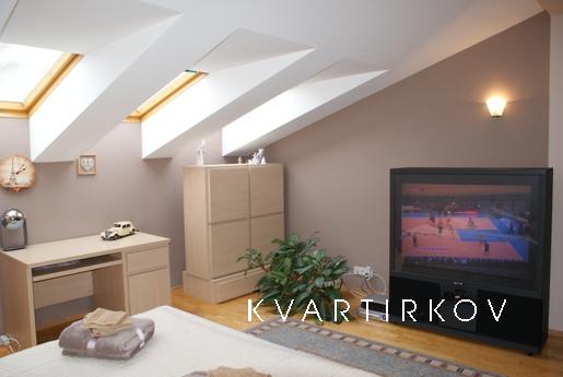 attic floor in the quiet center, Kyiv - apartment by the day