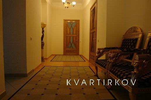 Apartment at Gorky 18.Vhod with dvora.4 floor 7etazhnogo zda